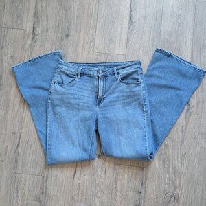 41👖Old Navy Women’s Bootcut Jeans • Light Wash Denim • Size 12 • 29” Inseam